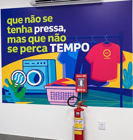 Painel na parede da Lavô Pina com a frase que não se tenha pressa, mas que não se perca tempo